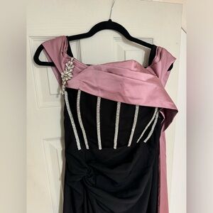 I only wear it one day only looks brand new only need a iron